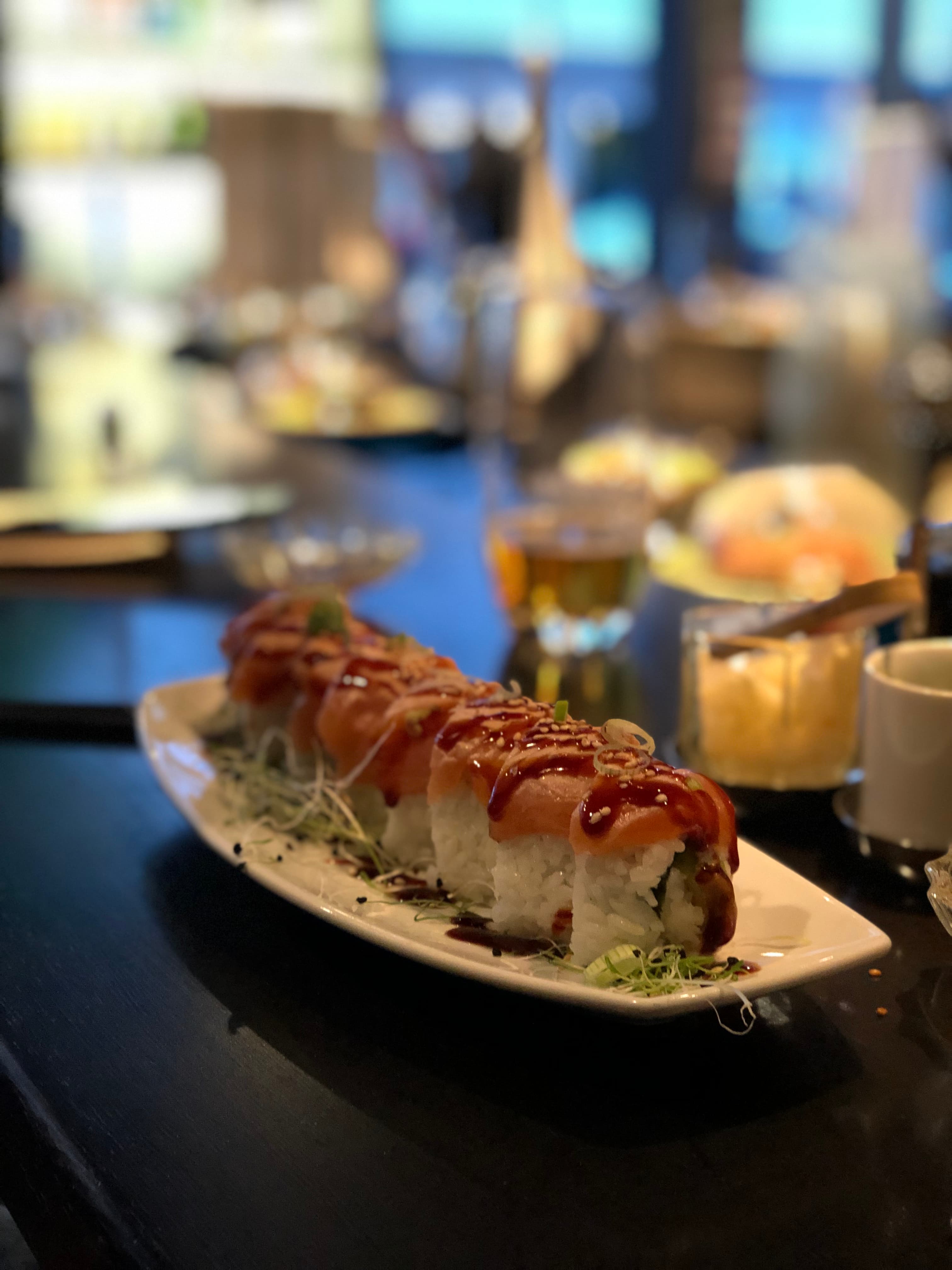 Frisch gerolltes Sushi auf dem Teller